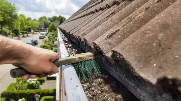 Dakgoot Reiniging & Onderhoud vakkundig uitgevoerd door SolidRoofing - erkend dakdekkersbedrijf met garantie